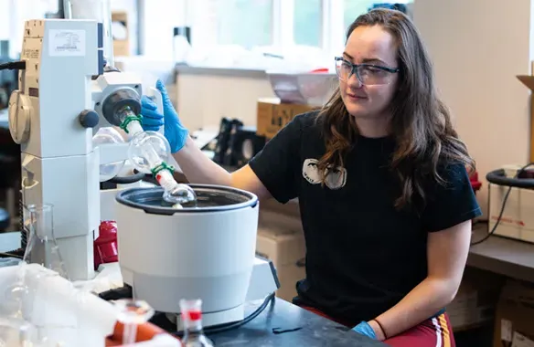 A U N E student works with lab equipment